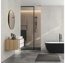 Lichte badkamer met wastafel, spiegel, douche en bad