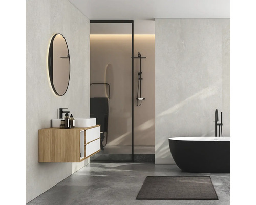 Lichte badkamer met wastafel, spiegel, douche en bad