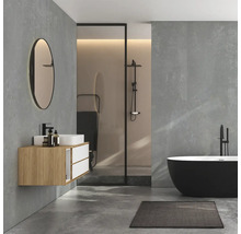 Moderne badkamer met wastafel, spiegel, douche en bad