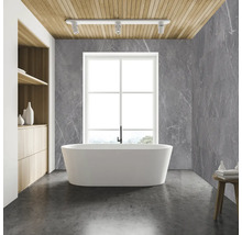 Moderne badkamer met vrijstaand bad, grijze marmeren wandpanelen en houten plafond