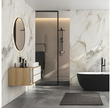 Moderne badkamer met marmeren wanden, zwart bad, douche en wastafel met spiegel