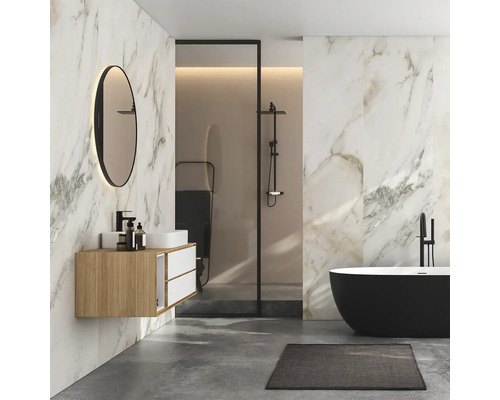 Moderne badkamer met marmeren wanden, zwart bad, douche en wastafel met spiegel