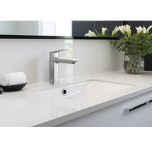 Moderne badkamer met wastafel, kraan, handdoek en bloemenvaas