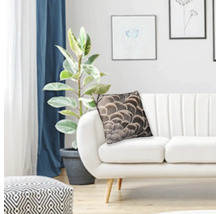 Decoratief kussen met verenontwerp op een bank in een woonkamer