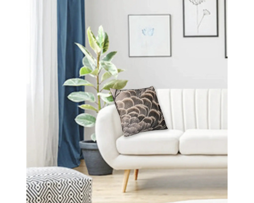 Decoratief kussen met verenontwerp op een bank in een woonkamer
