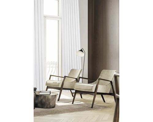 Twee stoffen en houten fauteuils in een lichte woonkamer