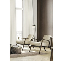 Woonkamer met twee fauteuils, een staande lamp en gordijnen voor het raam.