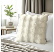 Decoratief bontkussen op een bed in de slaapkamer.