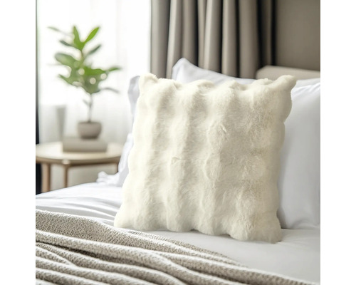 Decoratief bontkussen op een bed in de slaapkamer.