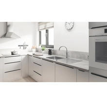 Lichte keuken met spoelbak, kraan, afzuigkap en keukengerei