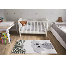 Kinderkamer met babybed, commode, bed en vloerkleed met olifantenmotief.