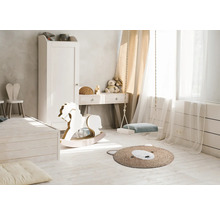 Kinderkamer met kast, bureau, schommel, hobbelpaard en vloerkleed