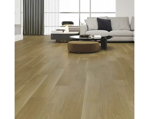 Lichte woonkamer met lichte houten vloer, bank en tafel