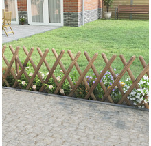 Decoratieve tuinscène met een flexibel houten hek en bloeiende bloemen.