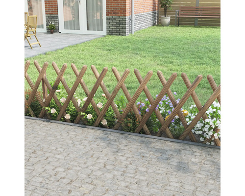 Decoratieve tuinscène met een flexibel houten hek en bloeiende bloemen.