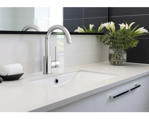 Moderne badkamer met wastafel en kraan