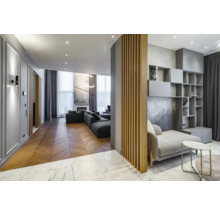 Moderne woonkamer met bank, planken en parketvloer