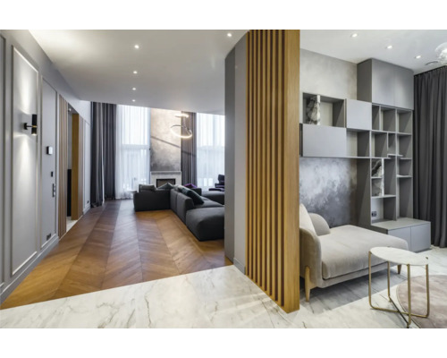 Moderne woonkamer met bank, planken en parketvloer