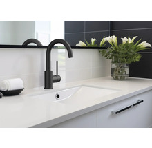 Badkamer wastafel met kraan, handdoek en bloemenvaas