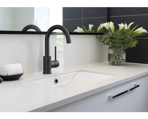 Badkamer wastafel met kraan, handdoek en bloemenvaas