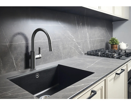 Keukenspoelbak met kraan en werkblad in modern design