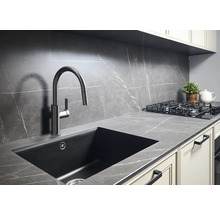 Keuken spoelbak met kraan in een modern ontworpen keuken