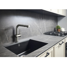 Keuken spoelbak met kraan in een moderne keuken.