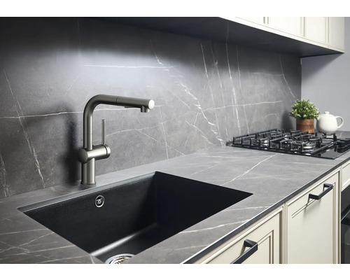 Keuken spoelbak met kraan in een moderne keuken.