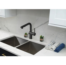 Keukenspoelbak met kraan, werkblad en decoratie