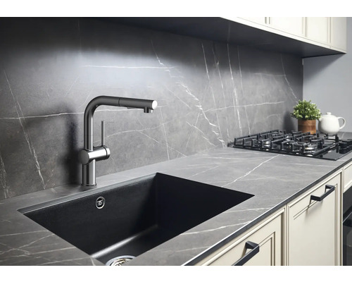 Moderne keuken met spoelbak, kraan en kookplaat