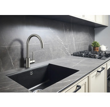 Keuken spoelbak met kraan in een moderne keuken