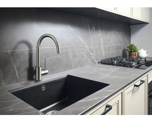 Keuken spoelbak met kraan in een moderne keuken