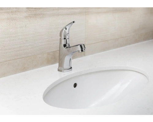 Op een wastafel is een kraan te zien.