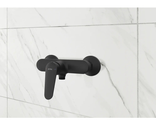 Zwarte Avital douchekraan aan een betegelde muur.