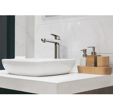 Moderne wastafel met kraan en badkameraccessoires