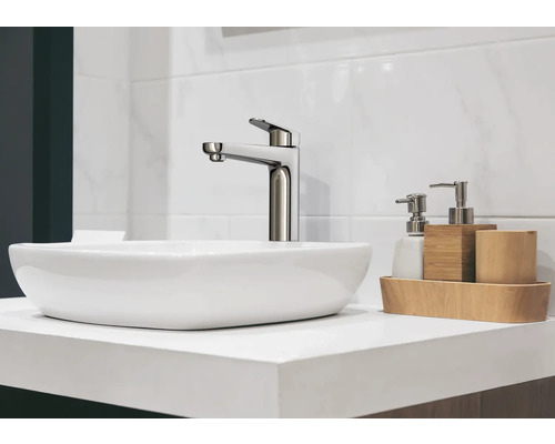 Moderne wastafel met kraan en badkameraccessoires