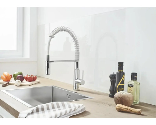 Keukenscène met spoelbakmengkraan met spiraalveer
