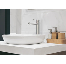 Wastafel met kraan en zeeppompjes op een lichtgekleurde wastafel