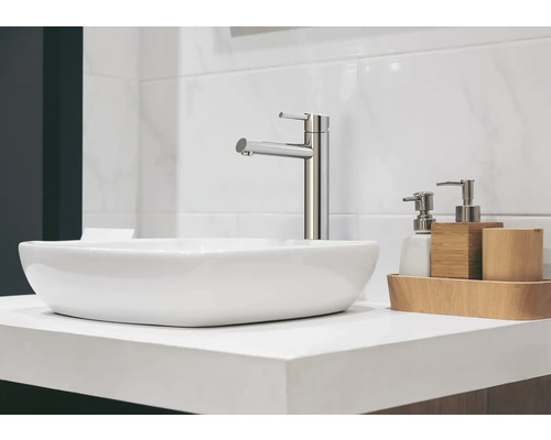 Moderne wastafel in de badkamer met kraan en zeepdispenser