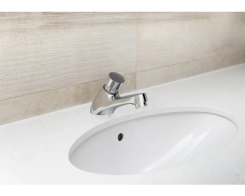 Wastafel met metalen kraan