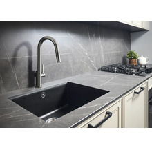 Keuken spoelbak met kraan in een modern ontworpen keuken.