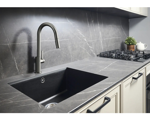 Keuken spoelbak met kraan in een modern ontworpen keuken.