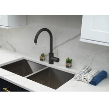 Spoelbak met zwarte kraan en dubbele spoelbak