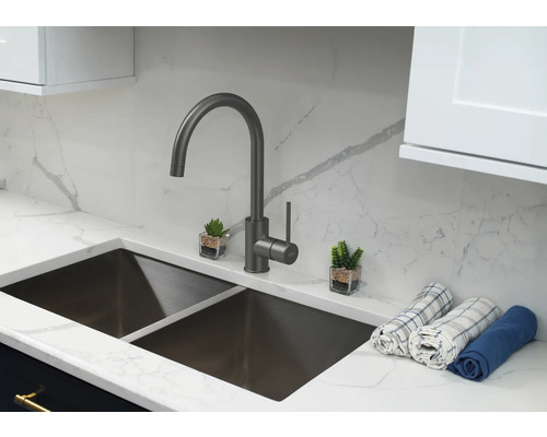 Spoelbak met kraan, aanrechtblad en decoratie