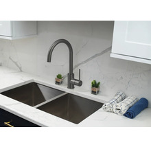 Keuken spoelbak met kraan en aanrecht met decoratieve items