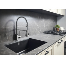 Keukenspoelbak met kraan en gootsteen in een modern ontworpen keuken