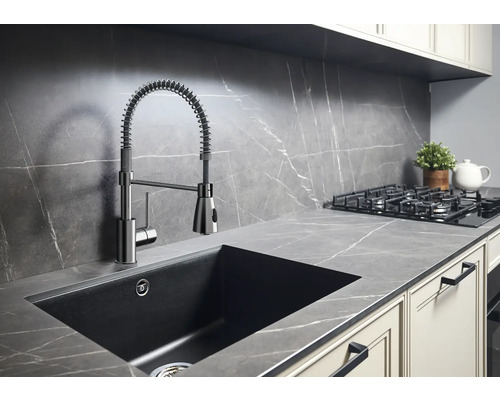 Keukenspoelbak met kraan en gootsteen in een modern ontworpen keuken