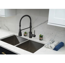 Spoelbakarmatuur met spiraalveer en dubbele spoelbak in een moderne keukenomgeving.