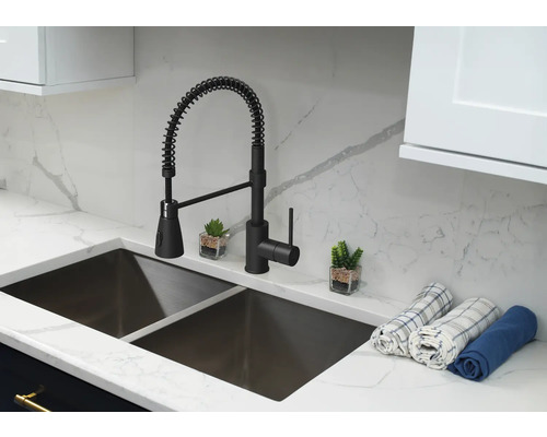 Spoelbakarmatuur met spiraalveer en dubbele spoelbak in een moderne keukenomgeving.