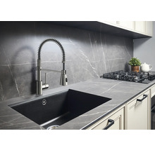 Spoelbak met kraan in een moderne keuken